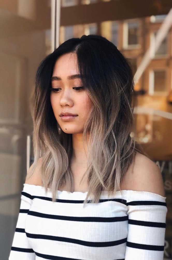 Outra ideia de ombré, desta vez com dois tons predominantes, o mel e o cinza, além do preto natural do cabelo. 