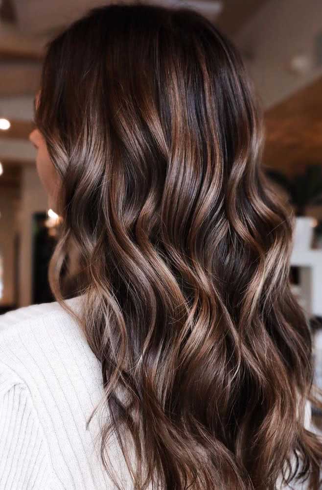 Fazer as luzes somente na primeira camada do cabelo é outra forma de mudar o visual e trazer mais profundidade para o cabelo à medida em que ele se movimenta.