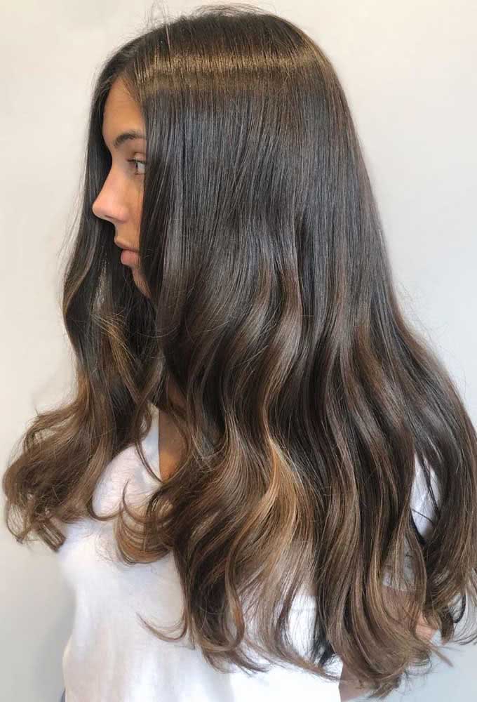 Ou você pode optar por uma iluminação somente nas pontas do cabelo, com nesta californiana com alguns pontos mais claros do que outros. 