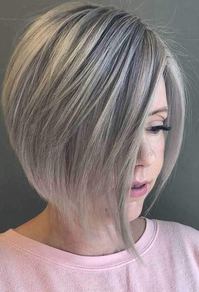 O cabelo cinza, também chamado de granny hair, é uma tendência na coloração que ganha ainda mais estilo com um corte moderno como o chanel de bico.