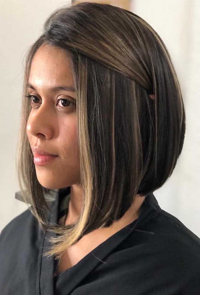 Uma ideia muito simples e elegante de penteado solto com o seu chanel de bico: use um grampo ou presilha para prender a franja na lateral do cabelo. 