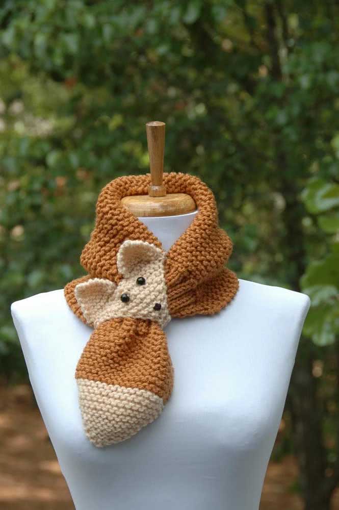 Mais uma gola de crochê com tema de raposa, similar às antigas estolas de pele usadas em países de climas mais frios.