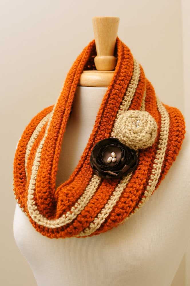 Linda gola de crochê listrada em laranja e bege com aplicação de flores de crochê e de fita. 