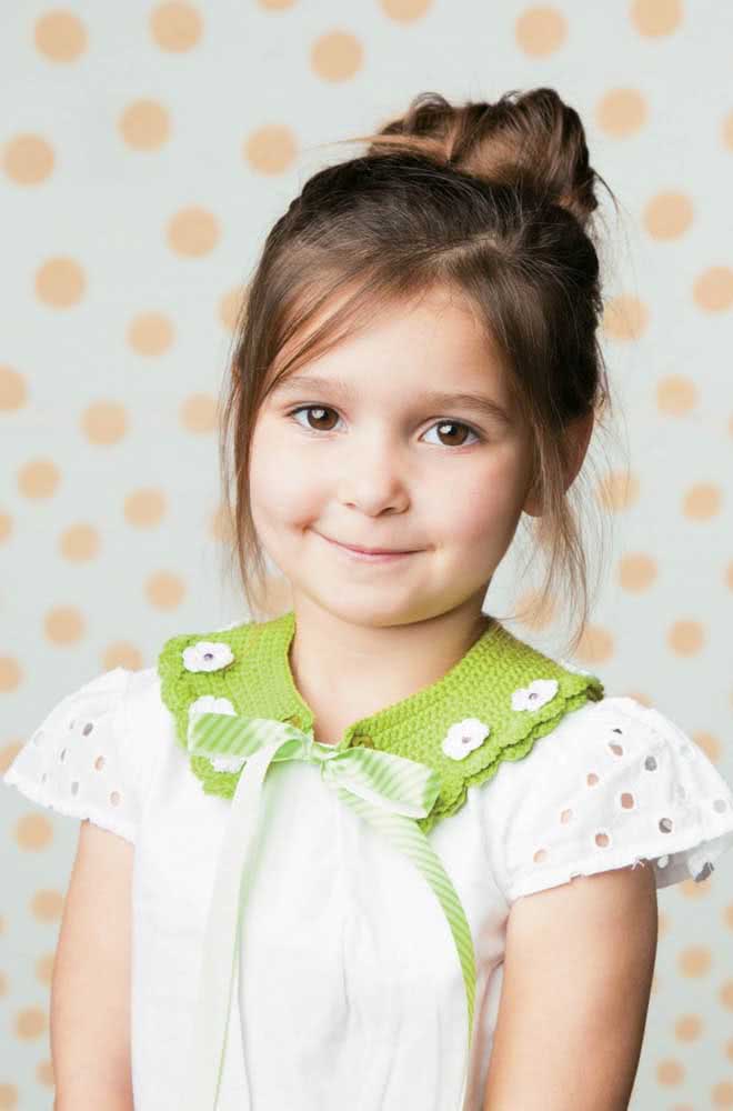 Gola de crochê para blusa infantil verde e branco com flores e fechamento em fita. 