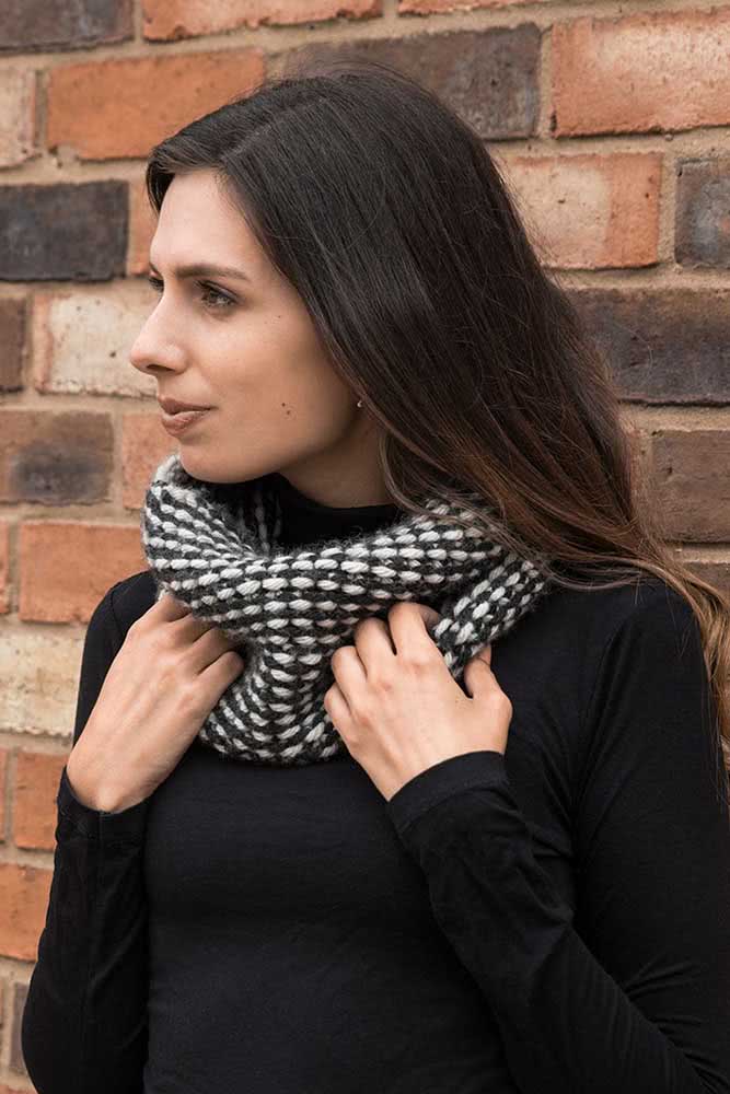 Esta gola de crochê P&B é um verdadeiro coringa para o guarda-roupas de outono-inverno, já que permite inúmeras combinações.