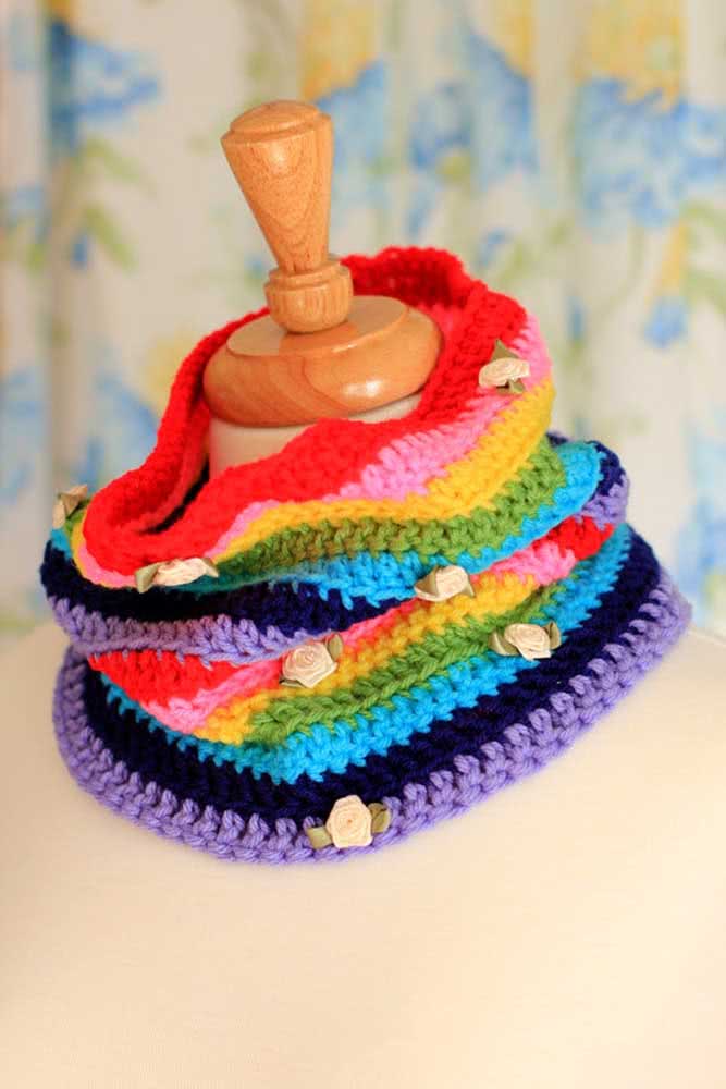 Gola de crochê arco-íris que ganha um charme a mais com aplicação de rosas feitas com fita.
