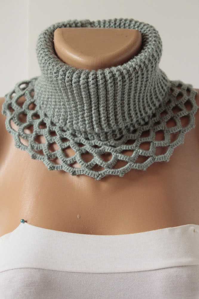 Outra ideia perfeita para acompanhar o seu look inverno, uma gola alta de crochê com acabamento vazado no colo.