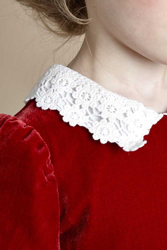 Muita delicadeza neste colarinho de crochê branco floral em vestido de veludo vermelho. 