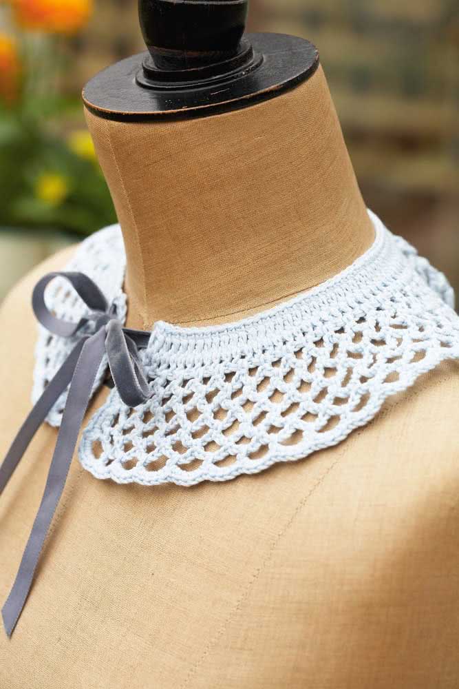 Colarinho de crochê em ponto rede é fácil de fazer e muito estiloso.