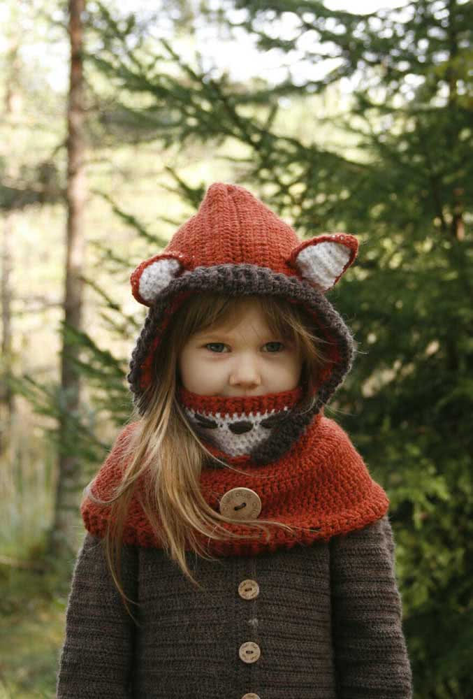 Por outro lado, existem modelos infantis encantadores de gola de crochê para o inverno, como este de raposinha.