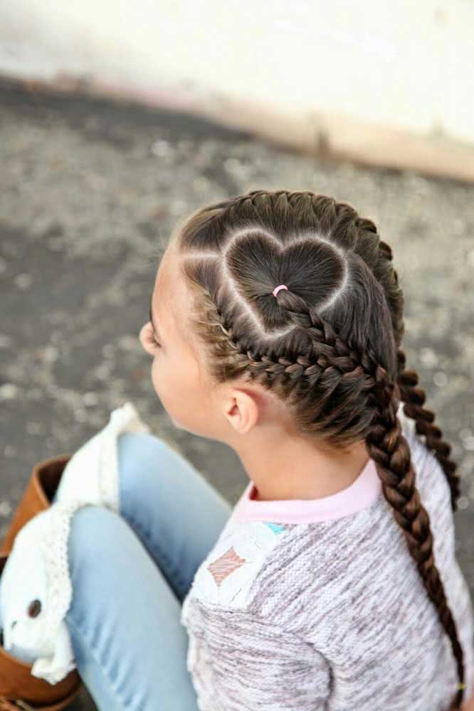Aliás, dá uma olhada nesse penteado com tranças para criança super divertido (e cheio de amor) para o dia-a-dia.