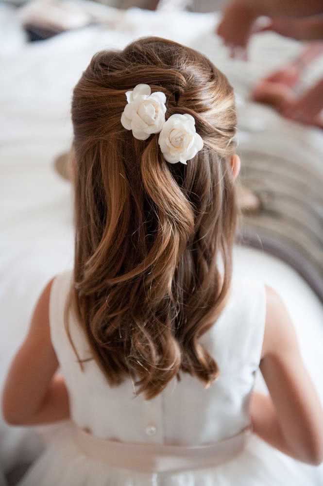 Semi preso com flores, uma opção elegante e fácil de penteado para criança. 
