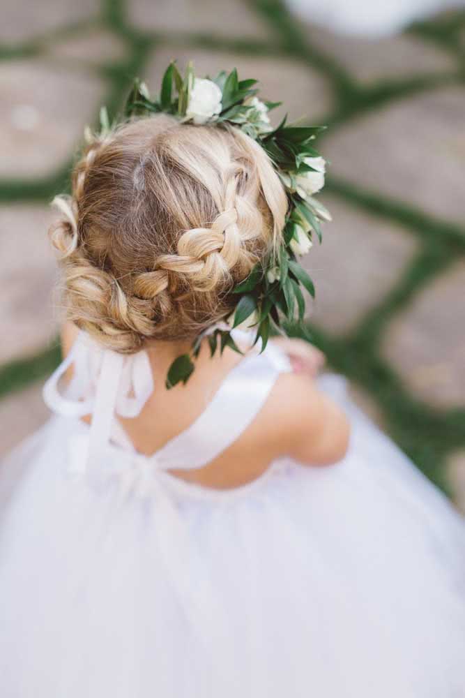 Perfeito para festas, esta trança embutida é finalizada em um coque baixo e uma tiara de folhas e flores linda.