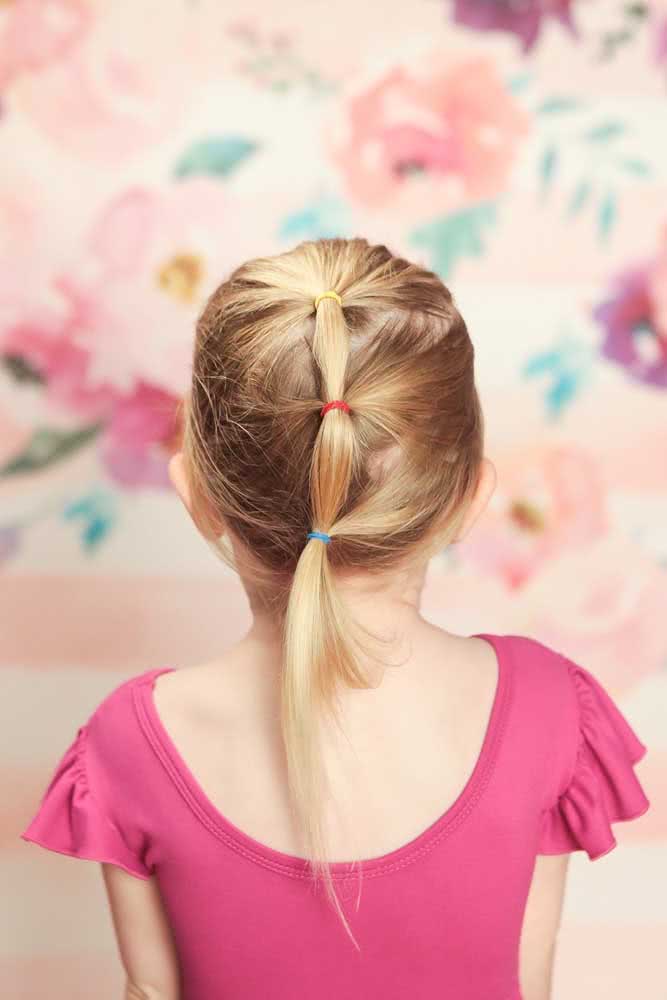 Penteado para crianças com cabelo curto simula uma trança embutida com elásticos coloridos.