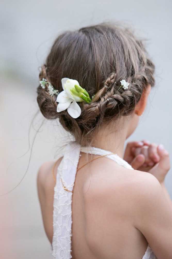 Penteado preso para criança com trança francesa criando formando uma coroa na cabeça.