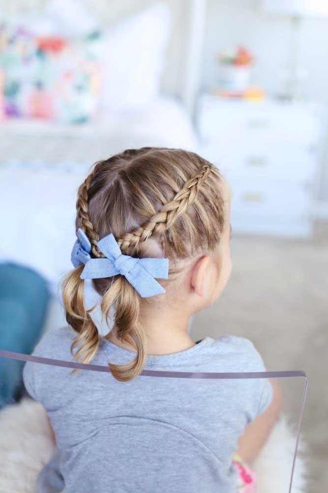 Tranças embutidas laterais fininhas trazem muita textura num penteado perfeito para crianças pequenas. 