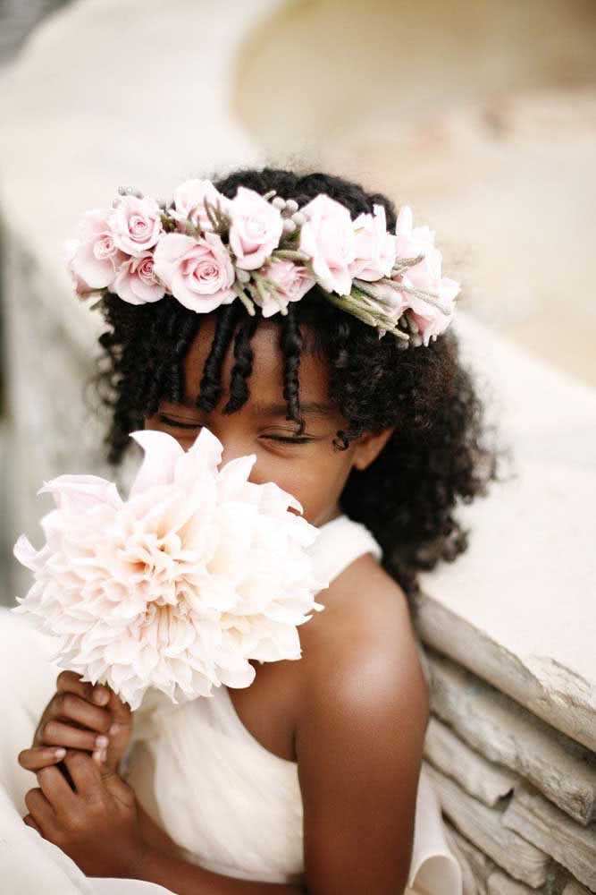 Penteado para criança com cabelo cacheado semi preso com coroa de flores, ótimo para ocasiões especiais como festas e formaturas.