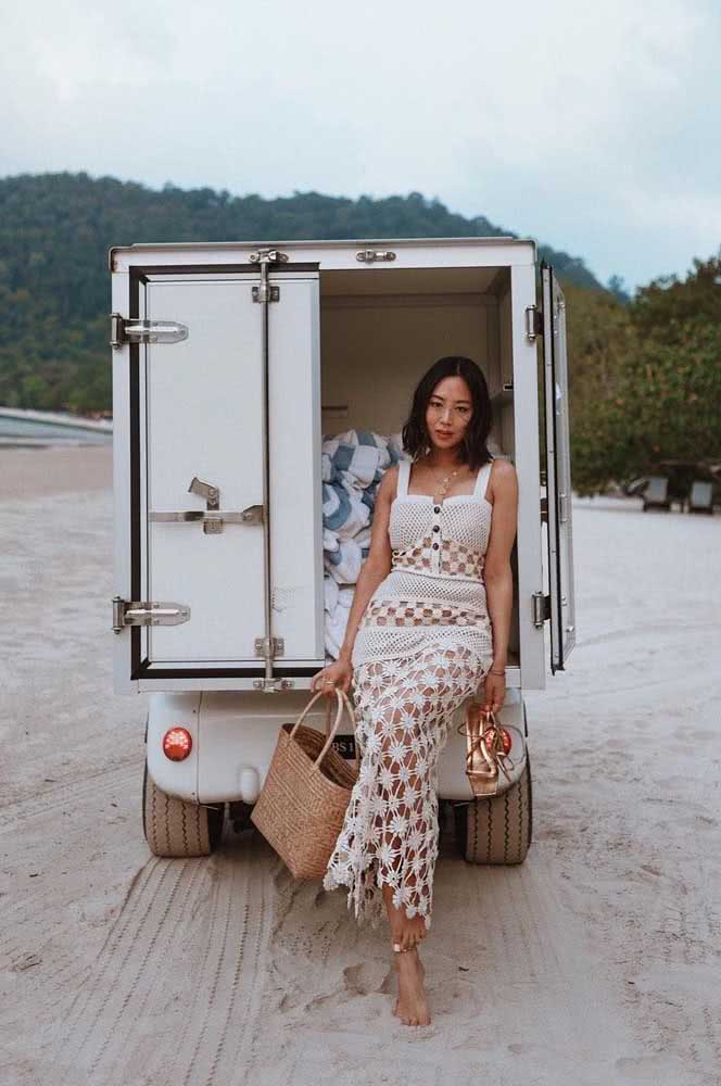 Vestido de renda e crochê como saída de praia e rasteirinha rose gold fazem um look cheio de elegância para curtir a praia. 