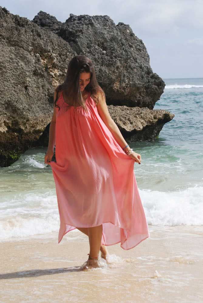 O tingimento tie dye, famoso nos anos 1990, voltou com tudo e traz ideias incríveis para a moda praia, como é o caso desta saída de praia vestido que tem um gradiente de cor. 