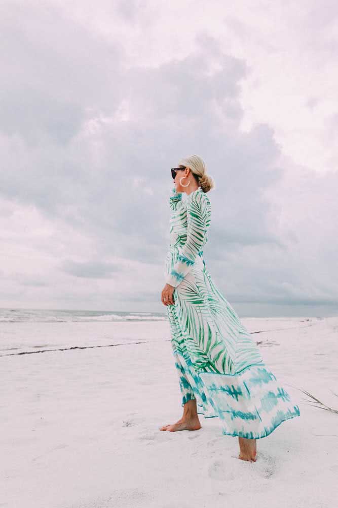 Look praia cheio de sofisticação nesta saída de praia longa branca com mix de estampas de folhagens e tie dye em azul e verde . 