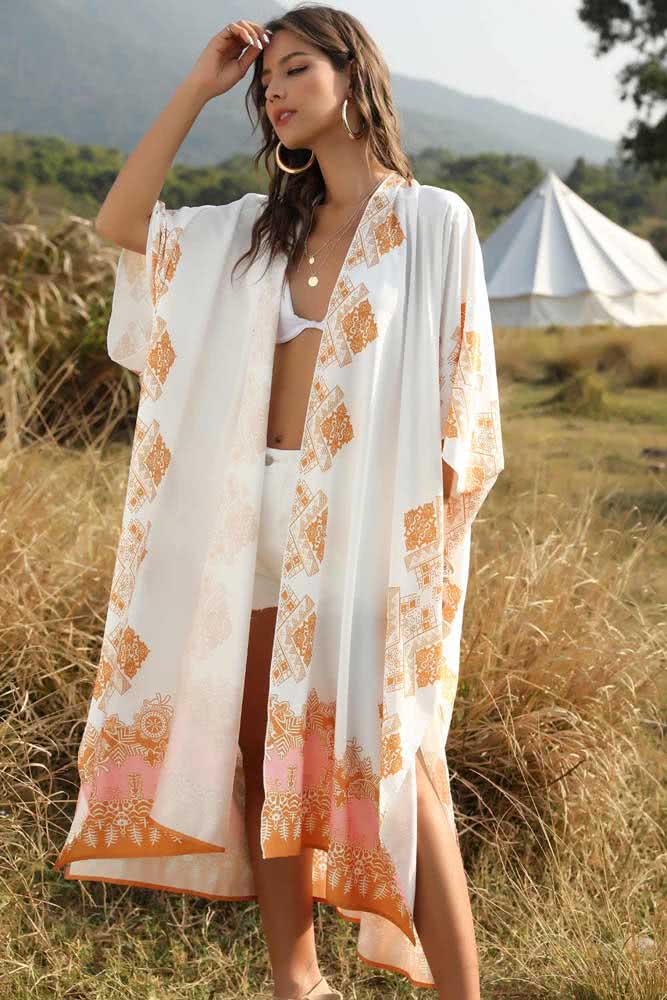 A saída de praia kimono traz mais leveza para este look praia perfeito para curtir o dia de sol.