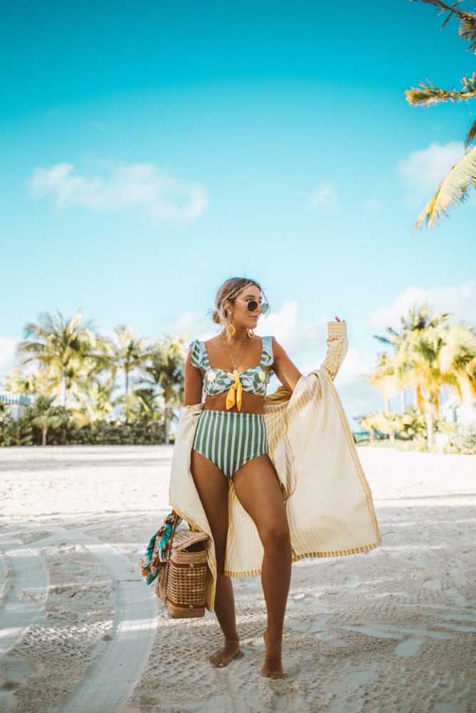 O modelo alongado da chemise é outra saída de praia queridinha para quem quer compor um look praia descontraído, prático e confortável. 