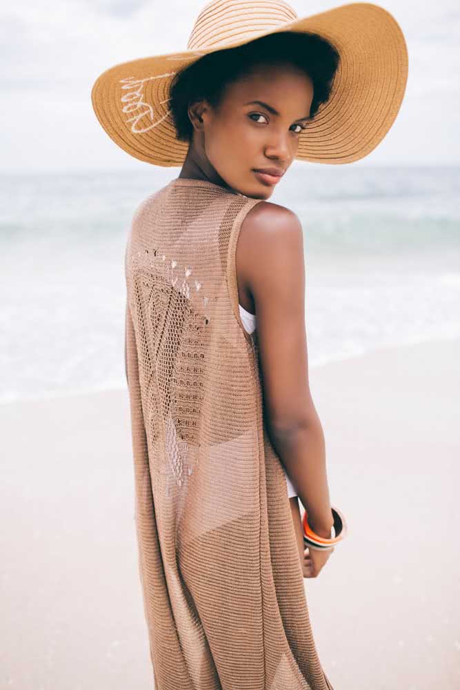 Delicadeza é a palavra chave desta saída de praia de crochê marrom, numa combinação perfeita com maiô claro e chapéu de palha de aba larga. 