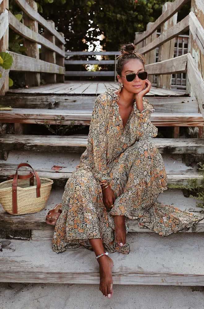 Vestido comprido florido perfeito para caminhar na areia e curtir a praia no fim da tarde.