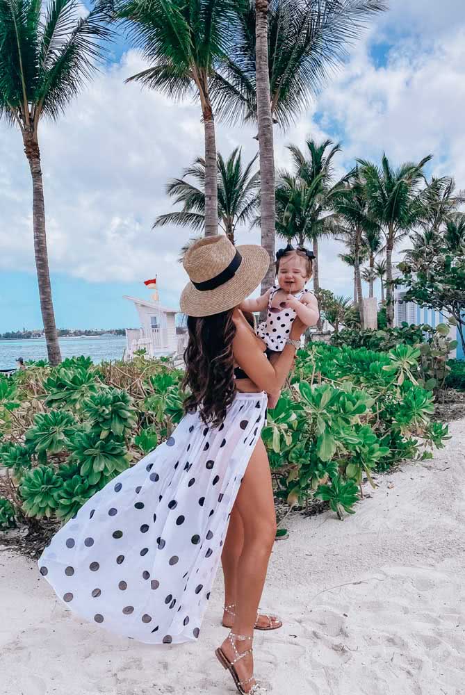 A estampa poá da saia longa e do maiô deixa mãe e filha combinando neste look praia super leve e divertido.