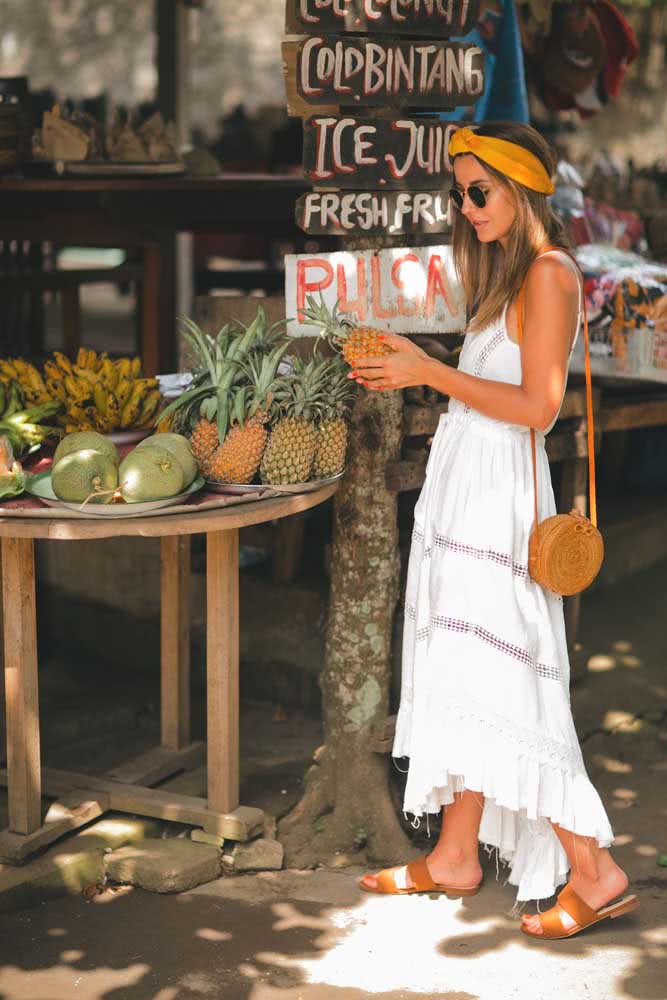 Vestido longo branco para curtir o mar e também para passear na cidade durante o dia.