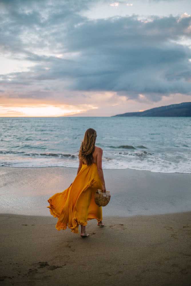 Leveza é a palavra chave deste look com vestido mostarda esvoaçante como saída de praia.