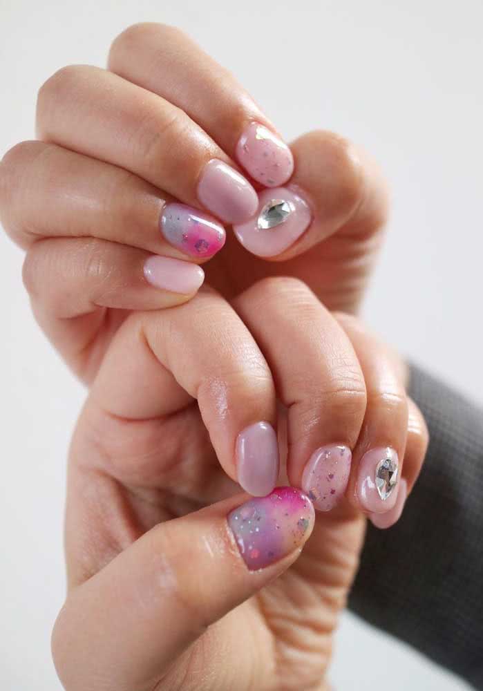 Já neste exemplo, a pedra grande é uma das decorações destas unhas delicadas e criativas assimétricas.