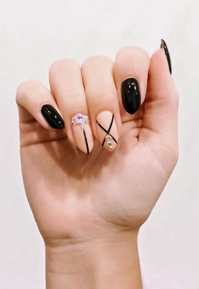 Além da filha única, as unhas gêmeas também são tendência na nail art e ganham atenção especial na criação de unhas decoradas com pedras.