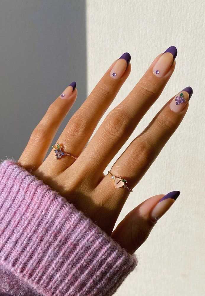 E por falar em ponto brilhante, confira essa ideia com strass roxos formando um cacho de uvas nestas unhas decoradas divertidas e joviais. 