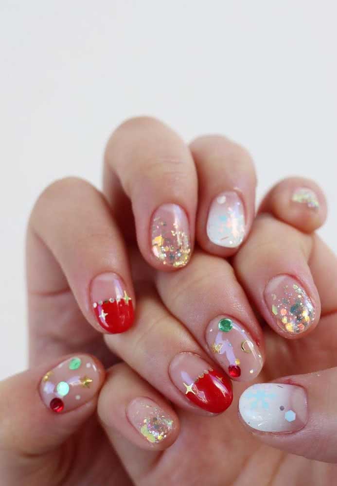 Outra ideia que brinca com as diferentes técnicas da nail art com muito brilho, com o uso de pedras multicoloridas e lantejoulas num visual cheio de criatividade.