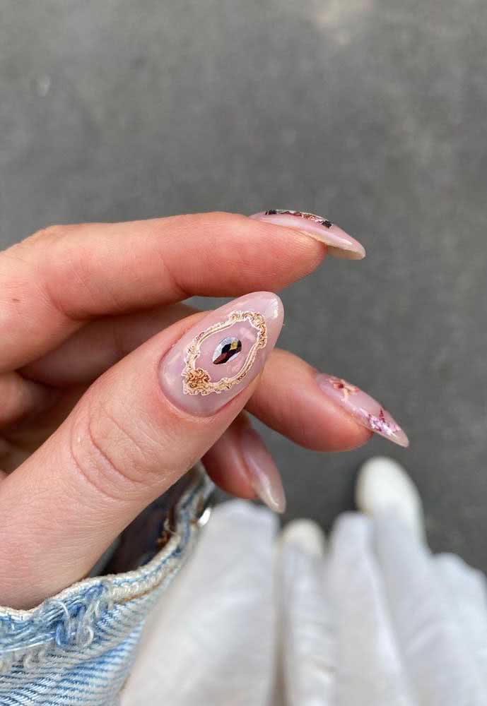 E para destacar ainda mais a pedra aplicada à sua nail art, por que não emoldurá-la com um adesivo super criativo?