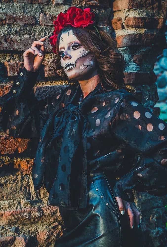 La Catrina é a icônica moça-caveira, muito popular em murais e em tatuagens inspiradas na cultura mexicana, e uma inspiração perfeita para criar uma maquiagem (e look) perfeito para celebrar o dia de los muertos. 