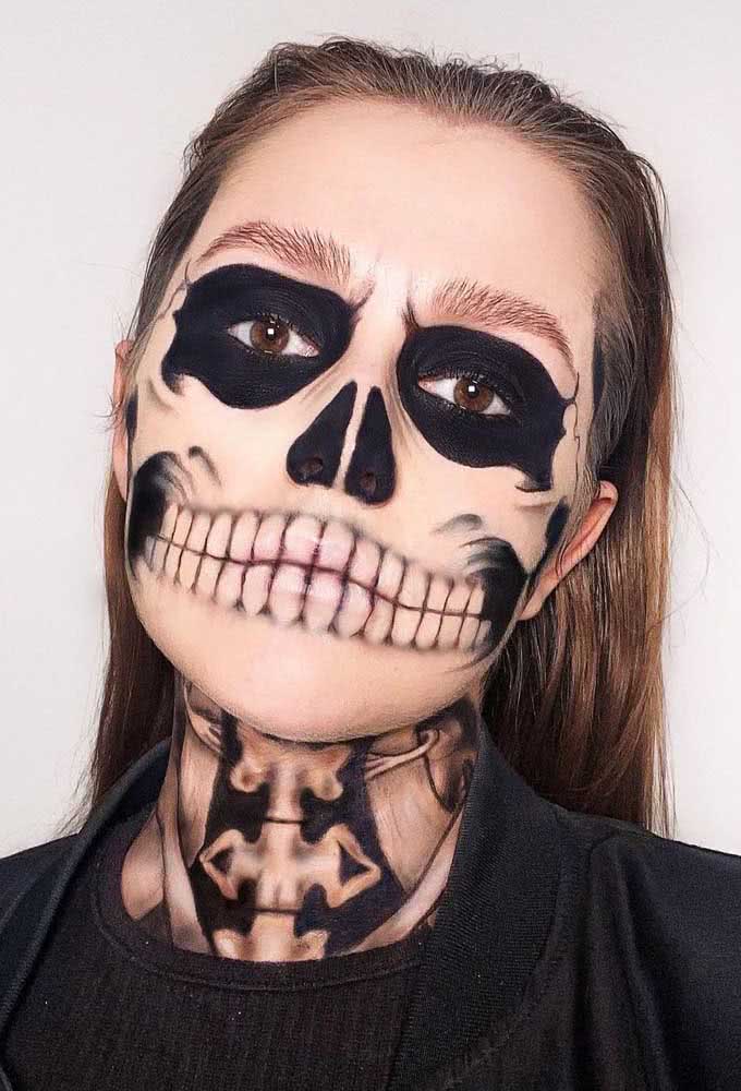 A maquiagem de esqueleto é toda baseada em contornos feitos com delineador e sombra preto e garante um visual sombrio para o halloween.