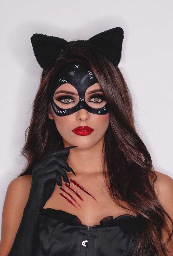 Já a maquiagem de mulher gato pede atenção especial para a máscara preta que cobre a parte superior do rosto da personagem. Os arranhões no colo também completam o visual. 