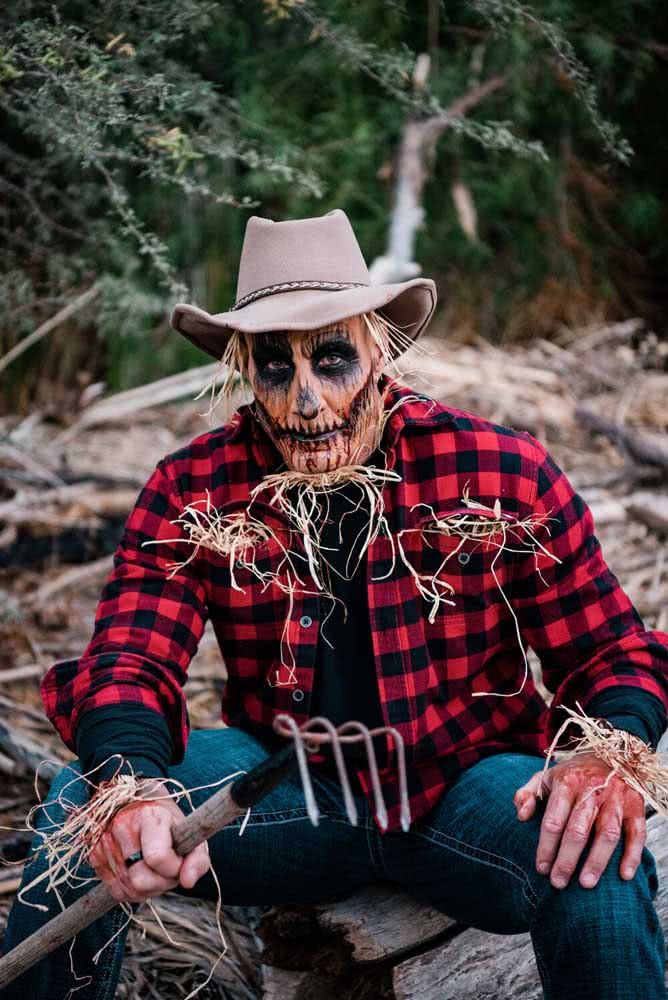 Já nesta maquiagem de halloween masculino, o espantalho ganha um visual mais aterrorizante, com sangue falso escorrendo no rosto e nas mãos.