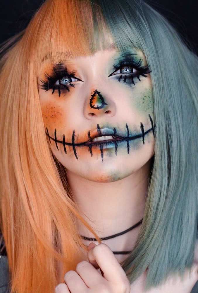 Outra opção de maquiagem de halloween feminina é a boneca de pano que aqui, ganha uma versão bicolor azul e laranja.
