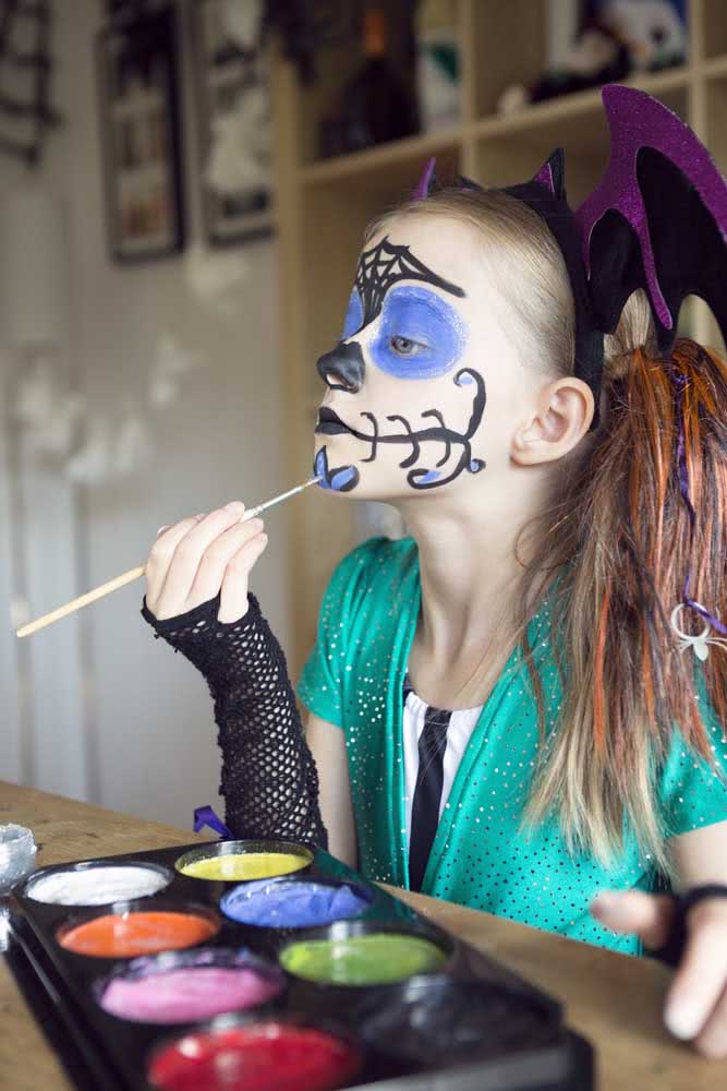 Inspire-se nas caveiras mexicanas para compor uma maquiagem de halloween infantil cheia de detalhes e criatividade!