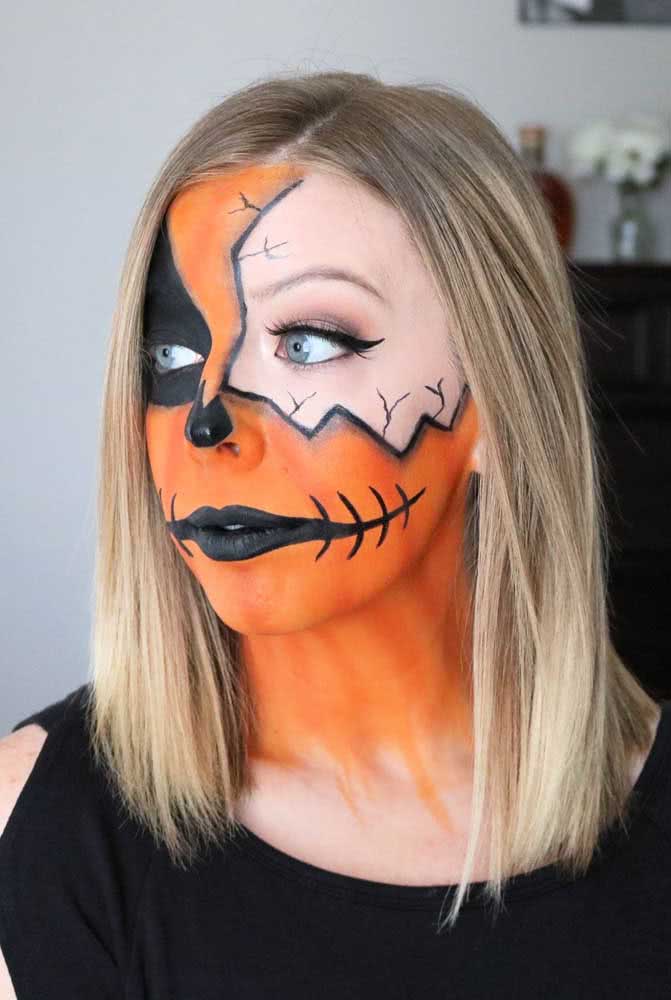 Essa maquiagem de abóbora toma praticamente o rosto inteiro é uma ótima ideia para quem quer fazer algo totalmente diferente neste halloween.