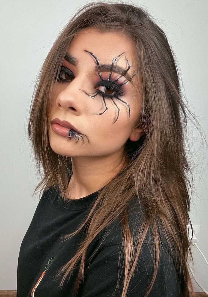 Um desenho realista das patas da aranha no olho e no canto da boca levam essa maquiagem para outro patamar!