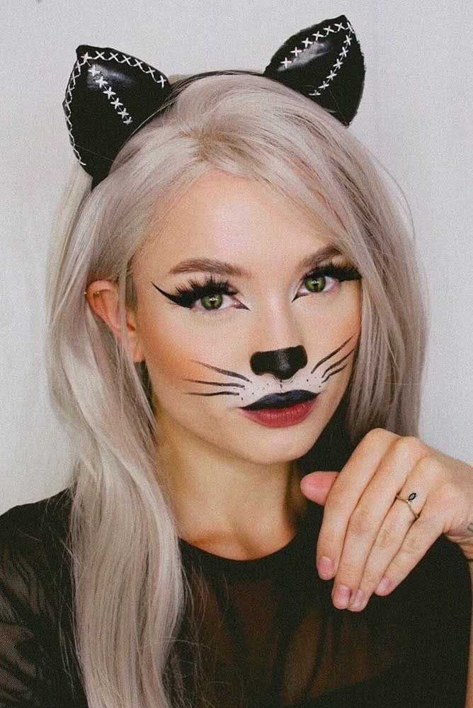 A maquiagem de halloween de gatinha é fofa e bem simples de fazer, você só precisa de delineador e batom preto e sombra branca para compor todos os detalhes