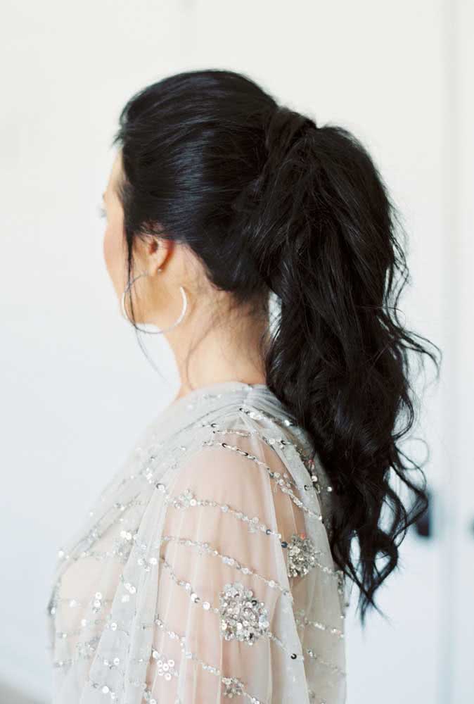 Simplicidade e leveza neste rabo de cavalo alto com comprimento caindo em ondas para looks casuais ou formais. 