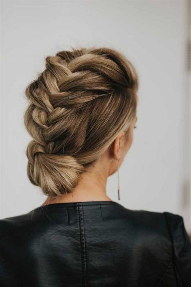 Outra ideia de penteado preso para acompanhar seus looks casuais ou formais: uma trança embutida francesa volumosa que finaliza na nuca com coque baixo bem discreto. 