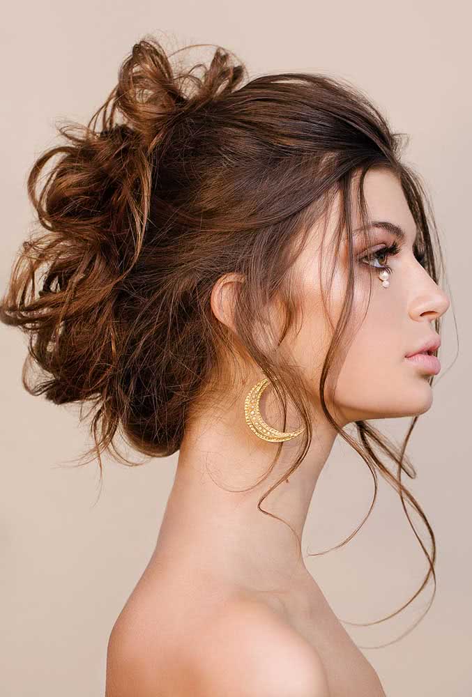 Neste penteado preso, o aspecto soltinho traz um visual mais descontraído e casual, perfeito para usar no verão. 