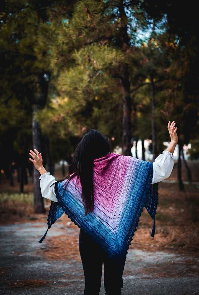 Xale de crochê degradê em azul, branco e rosa é a escolha perfeita para permanecer quentinha e com muito estilo nos dias frios.