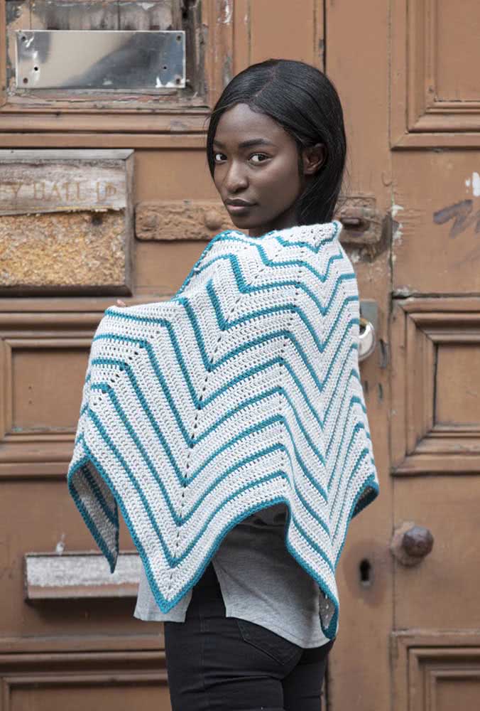 O xale de crochê tipo poncho em padrão chevron branco e turquesa deixa qualquer visual cheio de estilo.